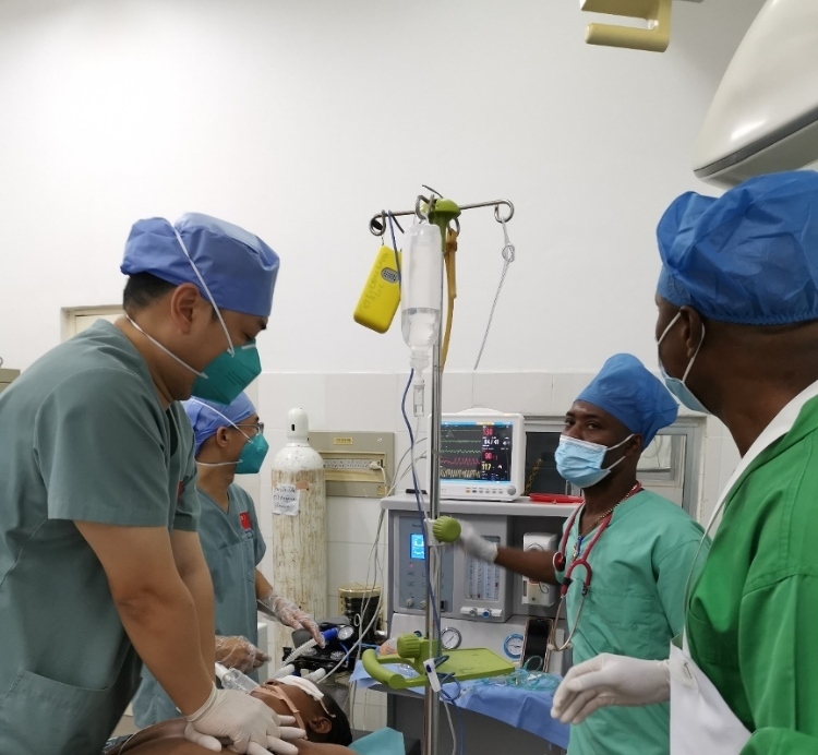 麻醉科李學(xué)斌醫(yī)生和手術(shù)室護士趙鈺進行復(fù)蘇搶救。中國第二十九批援幾內(nèi)亞醫(yī)療隊供圖