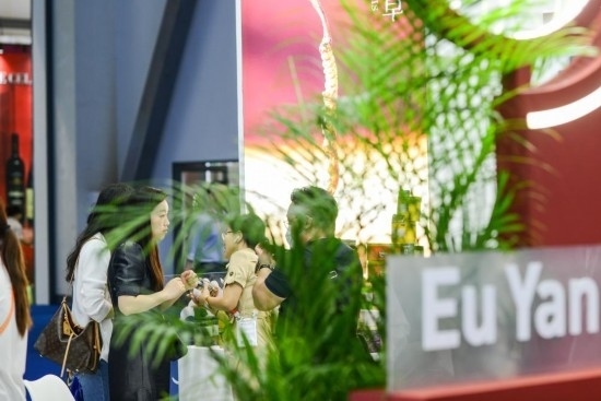 RCEP成員國(guó)企業(yè)亮相第三屆消博會(huì)。2023年4月12日，參觀者在新加坡企業(yè)余仁生的展臺(tái)了解產(chǎn)品。新華社記者王澤聰攝