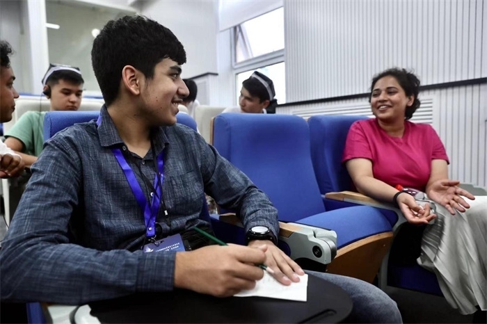 “上合小記者”在中國傳媒大學(xué)外語學(xué)院采訪留學(xué)生。中新社供圖