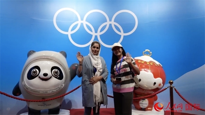 “上合小記者”與2022北京冬奧會吉祥物合影。實習(xí)生 方明軒攝