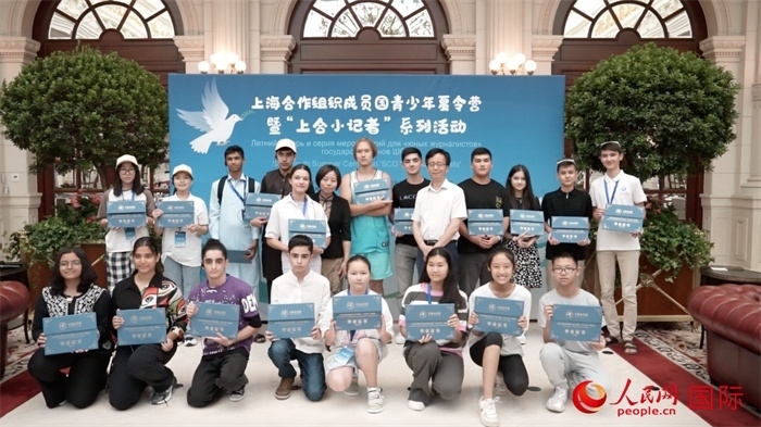 主辦單位為“上合小記者”頒發(fā)證書。實習(xí)生 方明軒攝