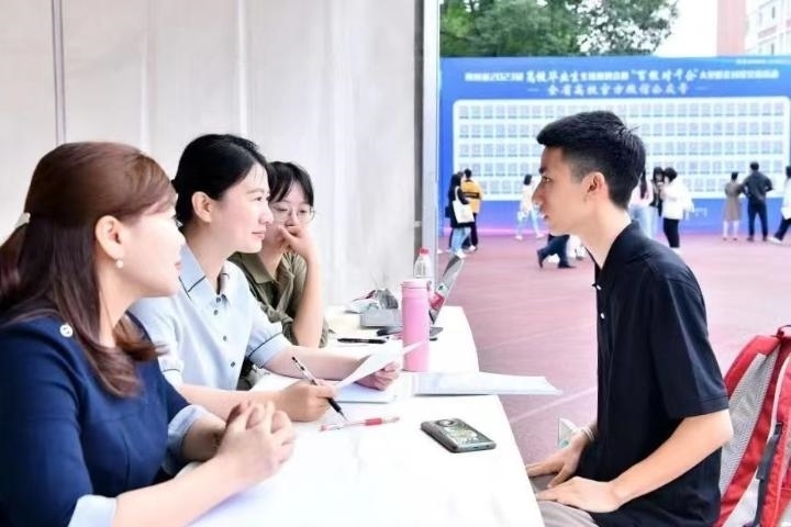 2023年5月7日，四川省2023屆高校畢業(yè)生專場(chǎng)招聘會(huì)暨“百校對(duì)千企”大型校企對(duì)接交流活動(dòng)在成都理工大學(xué)舉行。（四川省教育廳供圖）