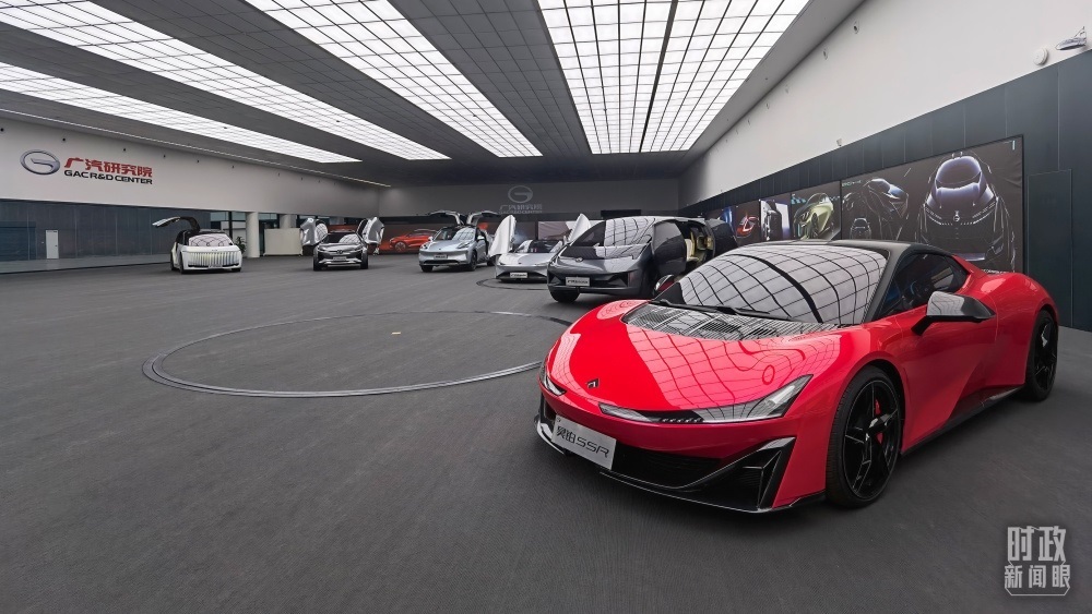 今年4月，習(xí)近平考察廣汽埃安新能源汽車(chē)股份有限公司，了解企業(yè)推動(dòng)制造業(yè)高端化、智能化、綠色化等情況。（總臺(tái)央視記者石丞拍攝）