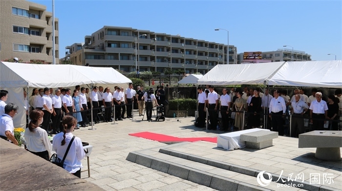 參加紀(jì)念活動(dòng)者全體起立默禱。人民網(wǎng) 許可攝