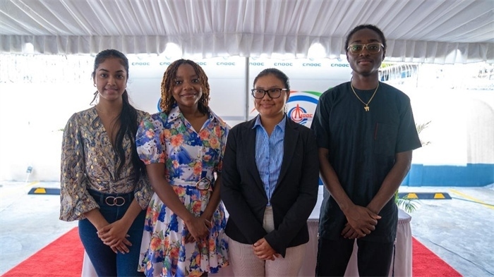 四名獲得中海油獎(jiǎng)學(xué)金的學(xué)生合影。中海油圭亞那有限公司供圖