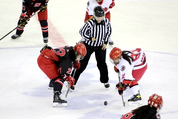 北京隊(duì)球員呂悅(左)與上海隊(duì)球員黃滟爭(zhēng)球。人民網(wǎng)記者 胡雪蓉?cái)z