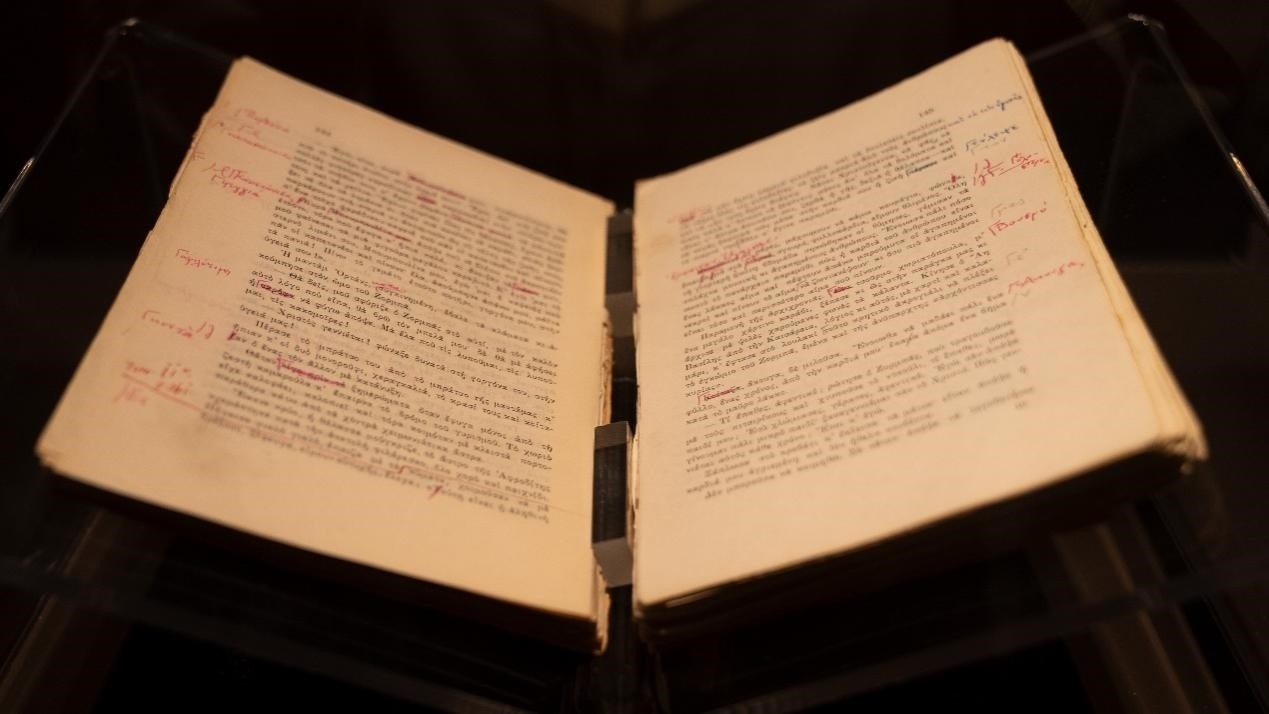 《希臘人左巴》初印后，卡贊扎基斯的修改批注。人民網記者 葛泰佚攝