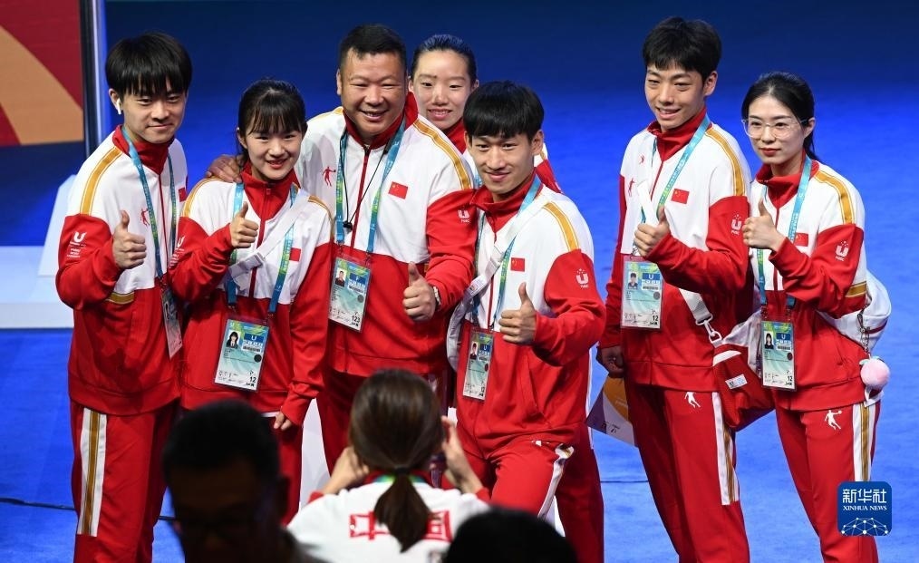 7月22日，中國(guó)代表團(tuán)部分成員在歡迎儀式后合影。新華社記者 王曦 攝