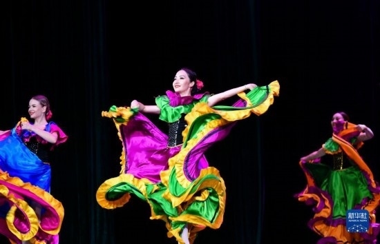 7月21日，哈薩克斯坦薩爾塔納國家舞蹈團的演員在演出。