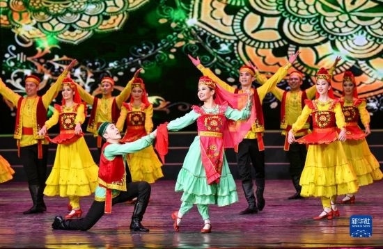 7月21日，哈薩克斯坦薩爾塔納國家舞蹈團的演員在演出。