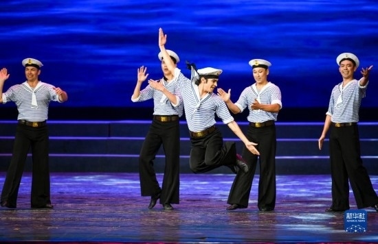 7月21日，哈薩克斯坦薩爾塔納國家舞蹈團的演員在演出。