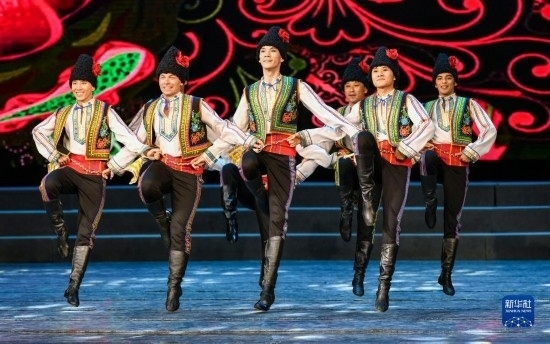 7月21日，哈薩克斯坦薩爾塔納國家舞蹈團的演員在演出。