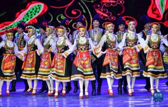 7月21日，哈薩克斯坦薩爾塔納國家舞蹈團的演員在演出。