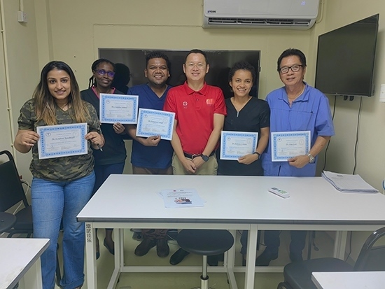 醫(yī)療隊成員與部分學員合影。第18期援圭亞那醫(yī)療隊供圖