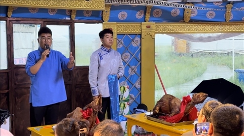 圖為草原蒙古包全羊宴。人民網(wǎng)記者 金洪花攝