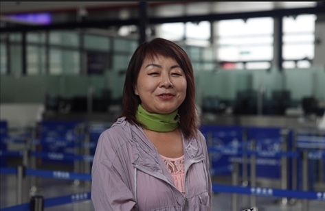 7月22日，曾經(jīng)在老撾瑯勃拉邦工作過3年的加拿大華僑孫月玲乘坐中老鐵路國際旅客列車從中國出境。衛(wèi)海林 攝