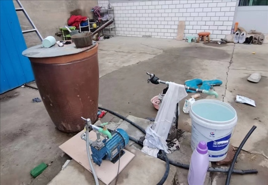 用來(lái)抽水的增壓泵。 人民網(wǎng)記者 金慧慧攝