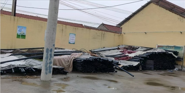 至今仍堆放在村委會(huì)院里的自來(lái)水管道。 人民網(wǎng)記者 金慧慧攝