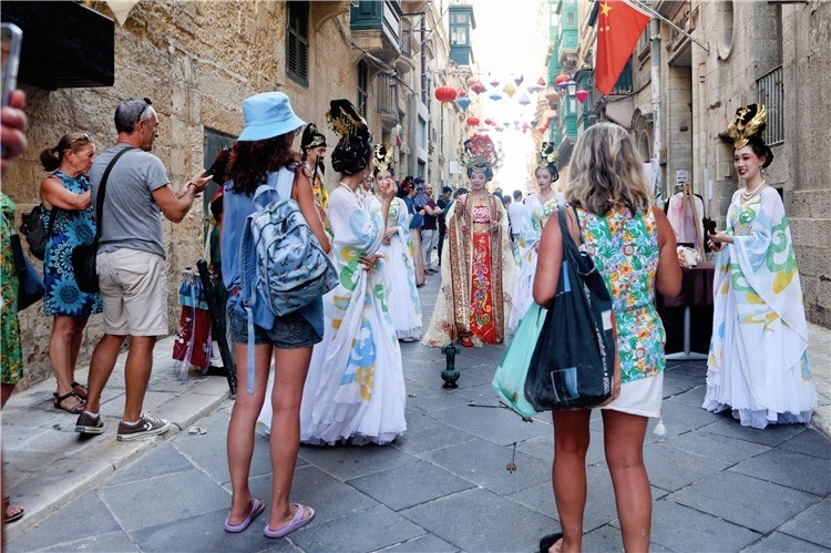 圖為花燈點(diǎn)亮儀式現(xiàn)場(chǎng)。 馬耳他中國(guó)文化中心供圖