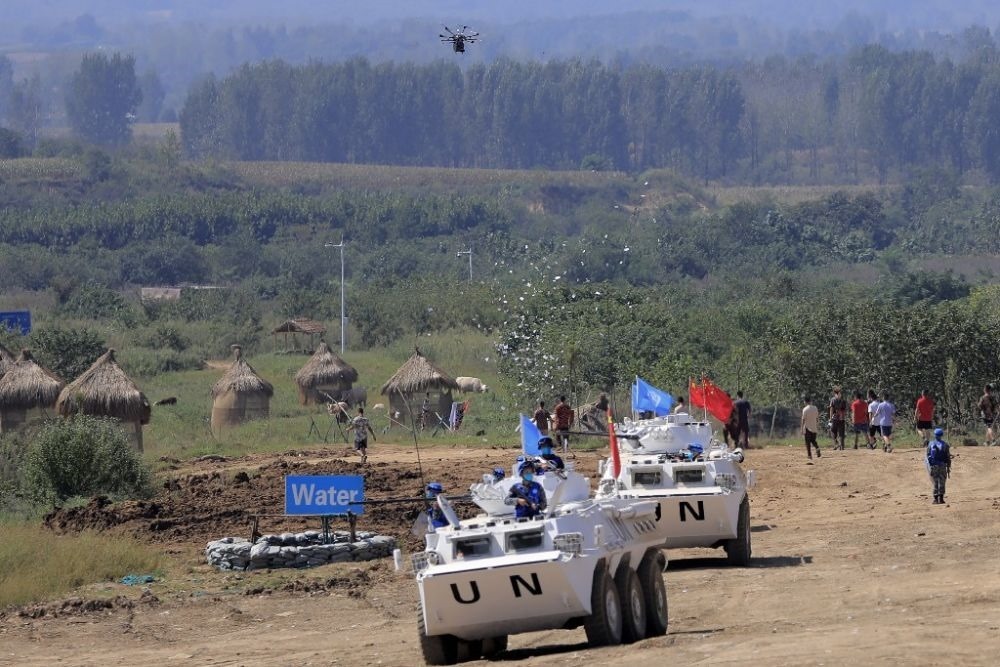 ↑2021年9月15日，在“共同命運(yùn)-2021”國際維和實(shí)兵演習(xí)綜合演練中，維和分隊(duì)采用無人機(jī)拋撒傳單宣傳和平理念。新華社記者 劉芳 攝