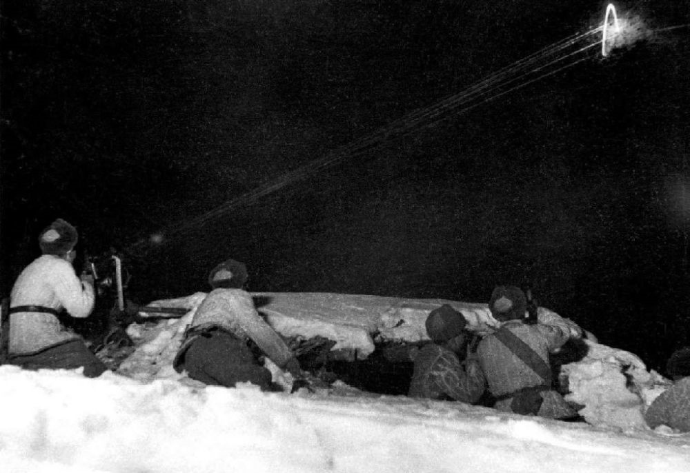  ↑1950年12月，在朝鮮長津湖，中國人民志愿軍第27軍連隊(duì)機(jī)槍手向美軍陣地射擊。新華社發(fā)（張崇岫 攝）