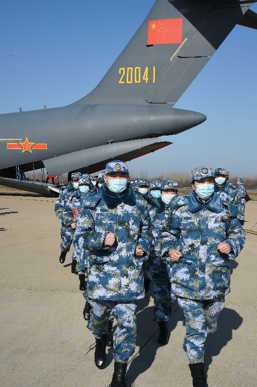 ↑2020年2月17日，一批軍隊(duì)支援湖北醫(yī)療隊(duì)員抵達(dá)武漢天河機(jī)場。新華社記者 黎云 攝