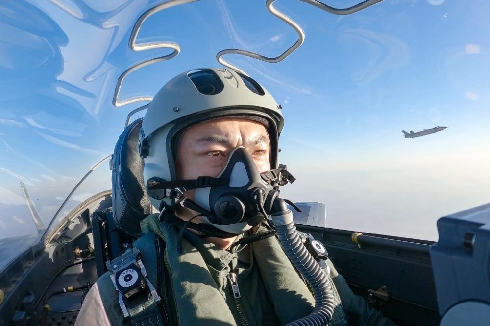 ↑全國人大代表、“強(qiáng)軍先鋒飛行大隊(duì)”大隊(duì)長高中強(qiáng)進(jìn)行編隊(duì)飛行訓(xùn)練（2023年2月9日攝）。新華社發(fā)（姜皓元 攝）