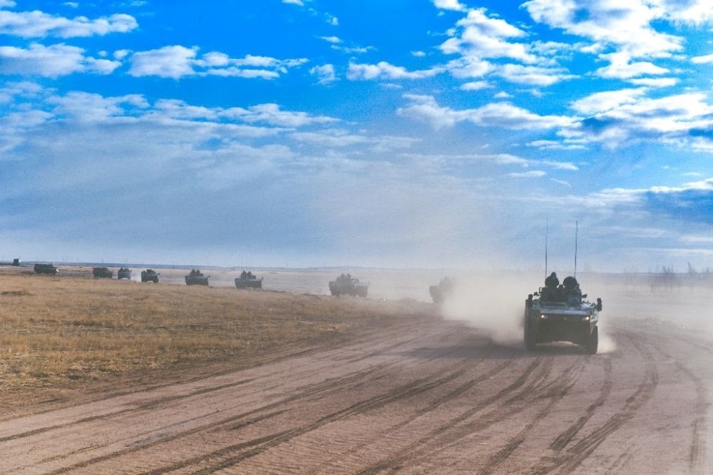 ↑陸軍第81集團(tuán)軍某旅“松骨峰特功連”隨所在營進(jìn)行長途機(jī)動（2022年4月12日攝）。新華社發(fā)（李乃超 攝）