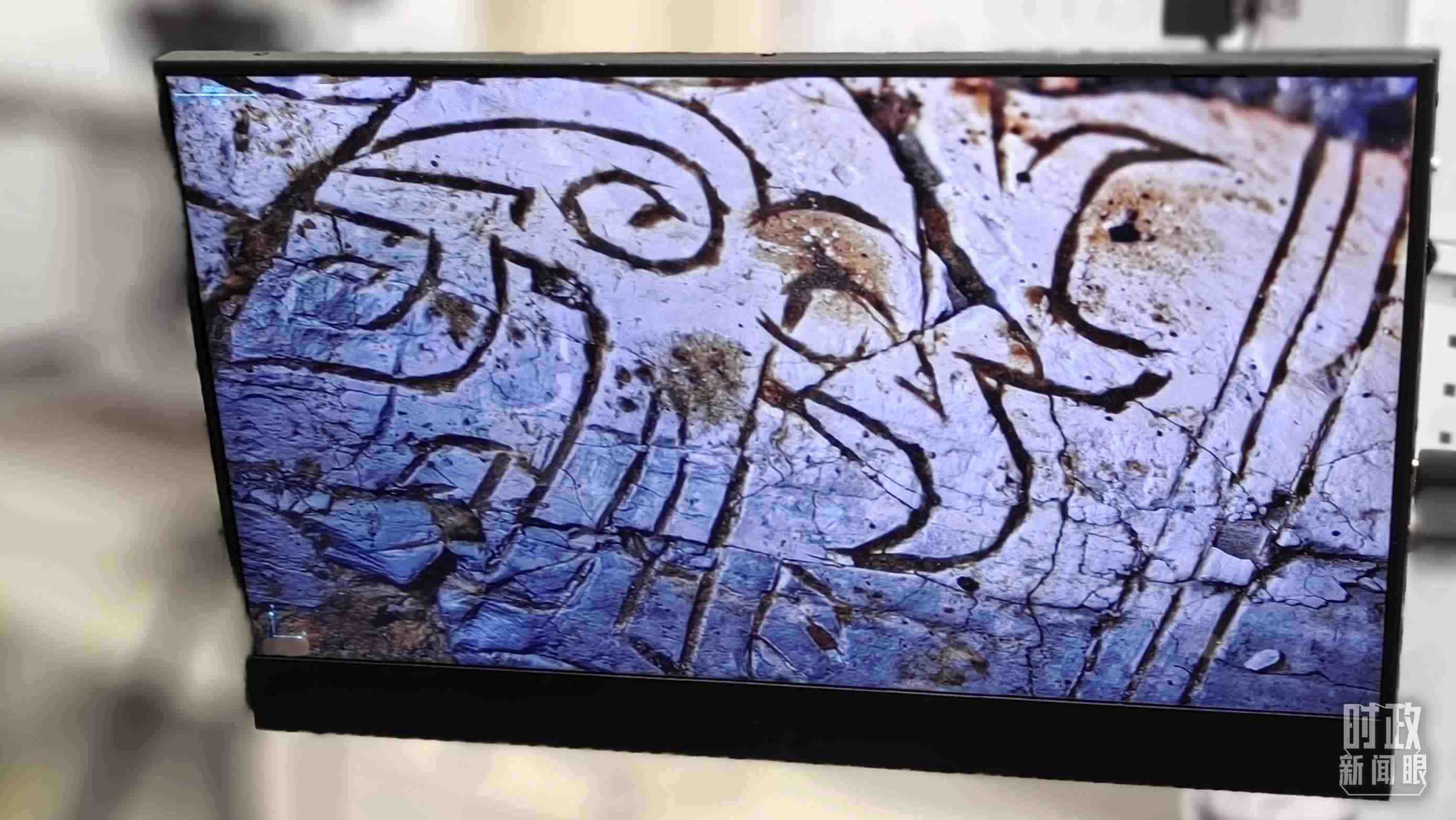 △顯微鏡下，三星堆文物的紋路清晰可見。（總臺央視記者王萌萌拍攝）