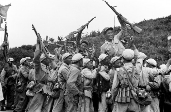  這是中國(guó)人民志愿軍和朝鮮人民軍一起歡慶戰(zhàn)斗勝利。新華社發(fā)（資料照片）