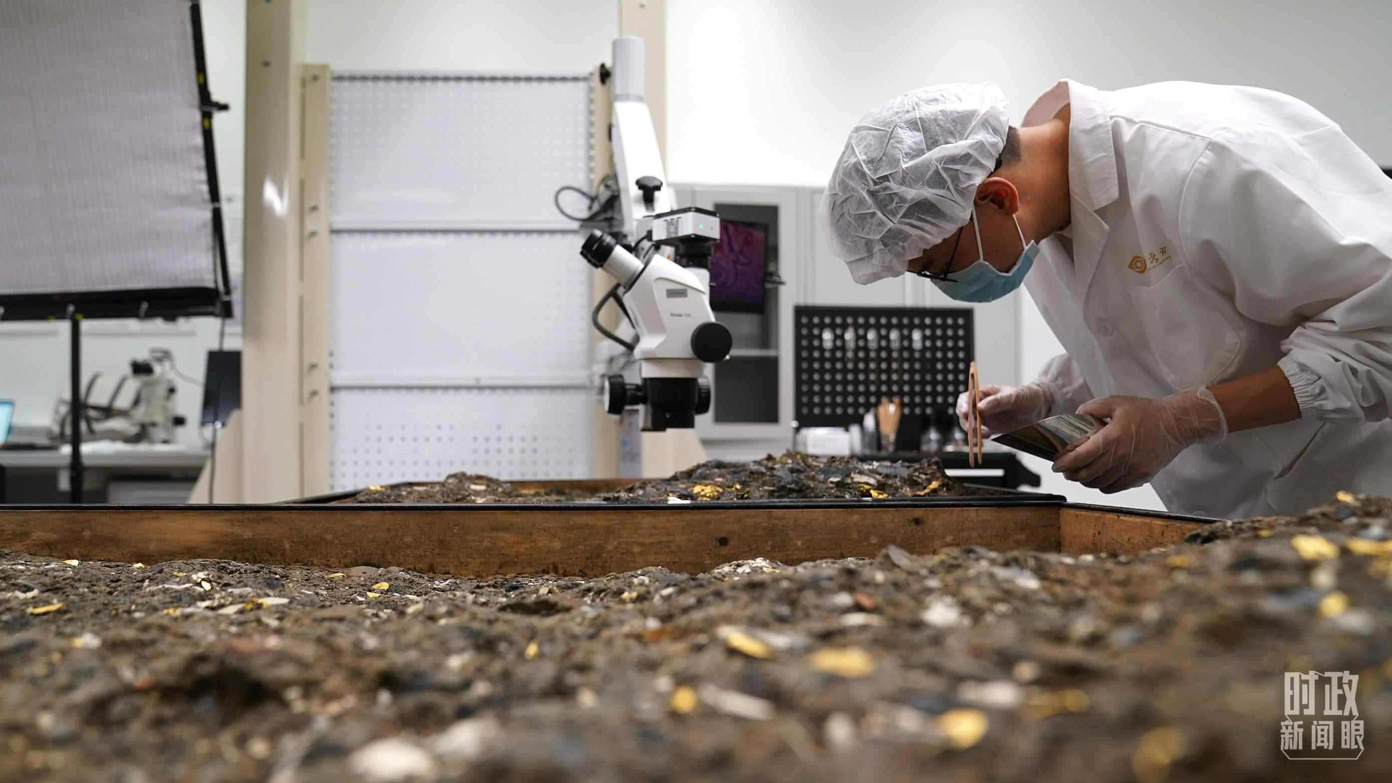 △工作中的三星堆文保人員。（總臺國廣記者李晉拍攝）