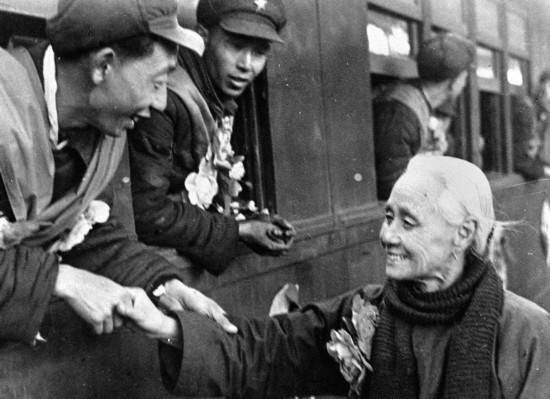 全國(guó)的鐵路工人們，一批批地志愿前往朝鮮前線工作，這是隴海路的鐵路工人魏志杰在臨行時(shí)和他母親告別的情形。新華社發(fā)（資料照片）