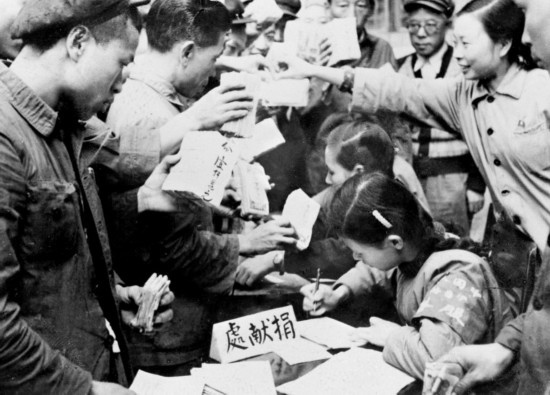 全國(guó)各地工商界踴躍捐獻(xiàn)款項(xiàng)，支援志愿軍。這是重慶市工商業(yè)者捐獻(xiàn)的情形。新華社發(fā)（資料照片）