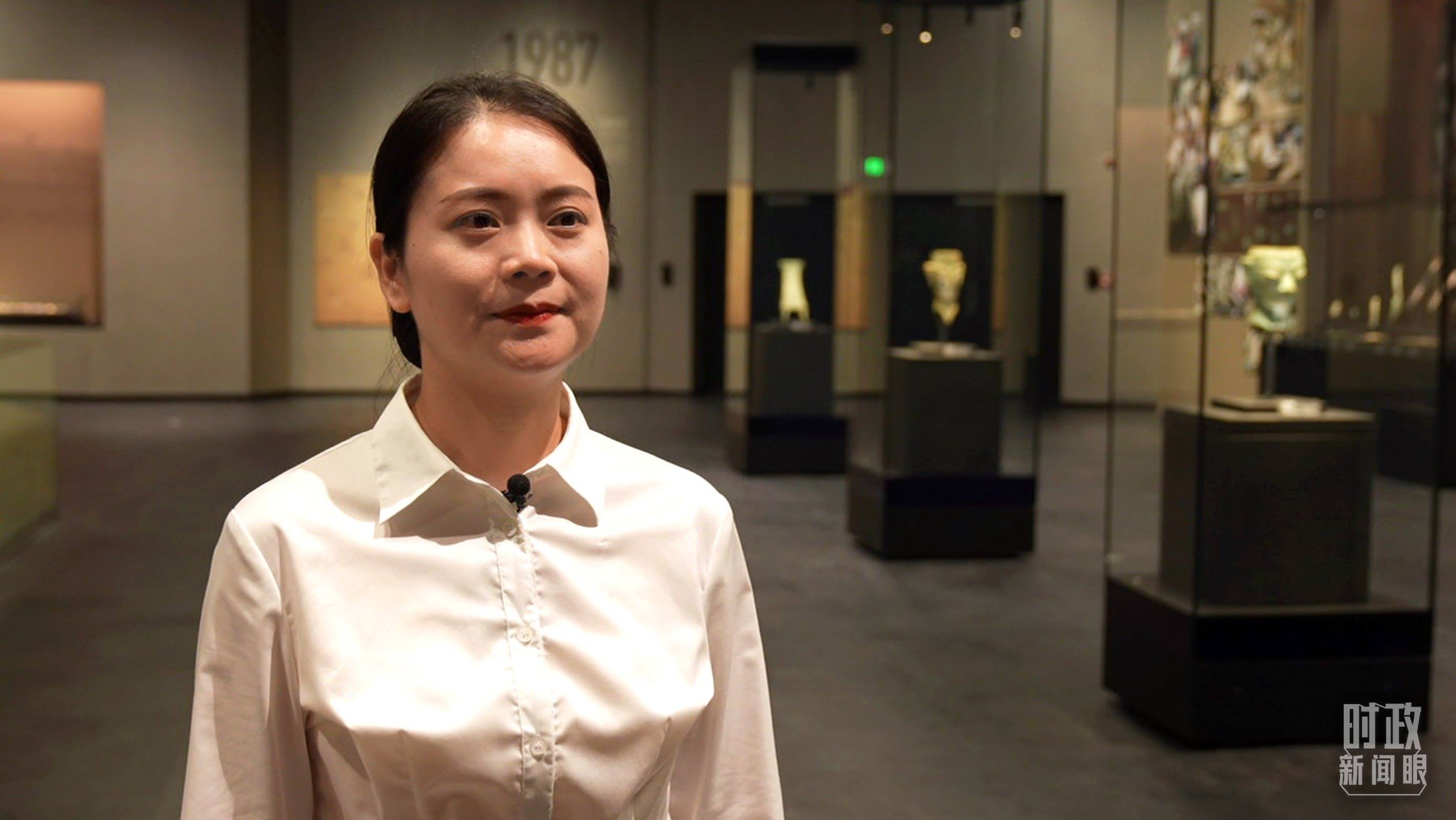 △當天現(xiàn)場負責講解的三星堆博物館公眾服務部程靜。（總臺央廣記者馬喆拍攝）