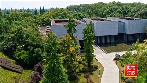 △2021年正式投入使用的三星堆文物保護(hù)修復(fù)館，堅持保護(hù)修復(fù)與考古研究同步進(jìn)行，館內(nèi)分文保工作區(qū)和參觀區(qū)。