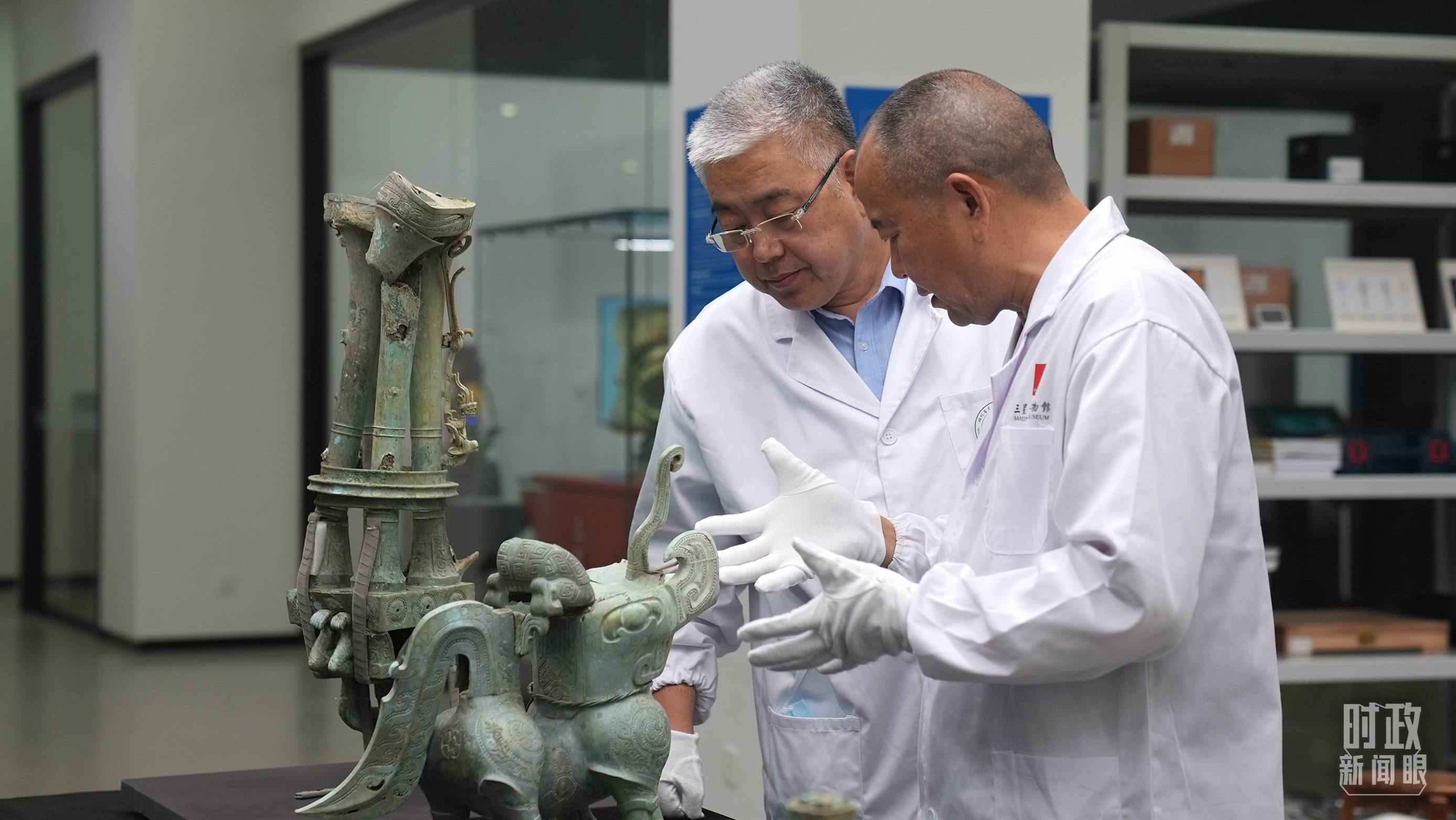 △三星堆文保專家正在就修復方案進行討論。（總臺央視記者劉琦拍攝）
