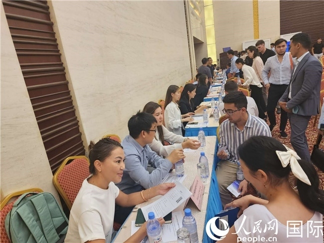 圖為中企代表與哈留華畢業(yè)生現(xiàn)場(chǎng)交流。人民網(wǎng)記者 李強(qiáng)攝