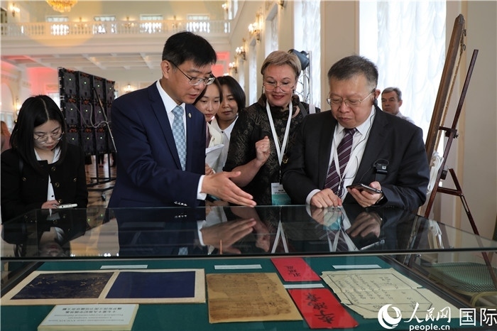 中俄圖書(shū)館論壇嘉賓共同參觀由俄羅斯國(guó)立列寧圖書(shū)館舉辦的館藏中國(guó)古籍善本圖書(shū)展。人民網(wǎng)記者 隋鑫攝）