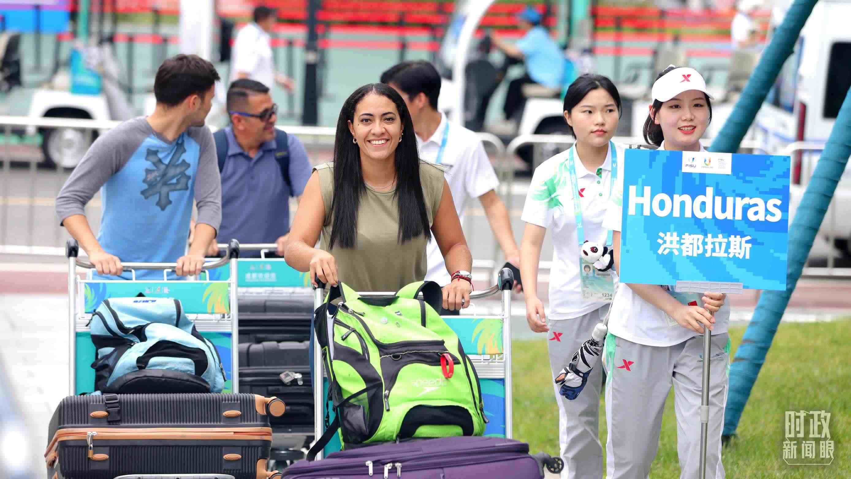 各國(guó)代表團(tuán)成員相繼抵達(dá)成都大運(yùn)村。（總臺(tái)央視記者魏幫軍拍攝）