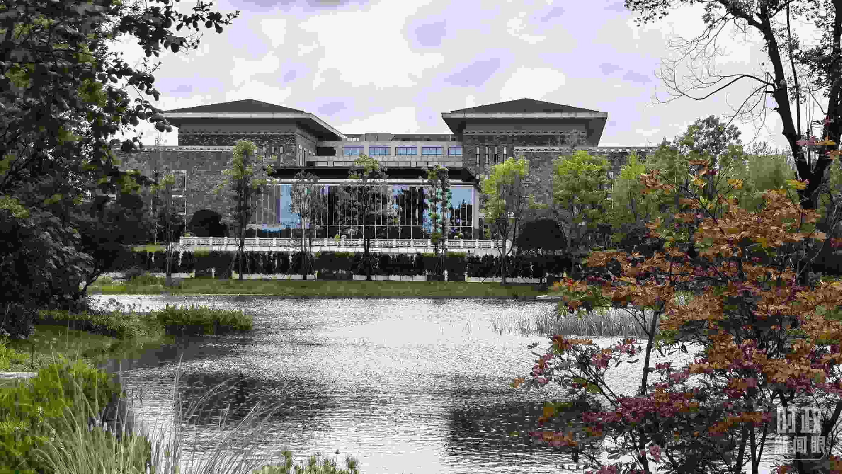 當(dāng)天，中印尼兩國(guó)元首在“錦蓉莊”舉行會(huì)見。（總臺(tái)央視記者韓銳拍攝）