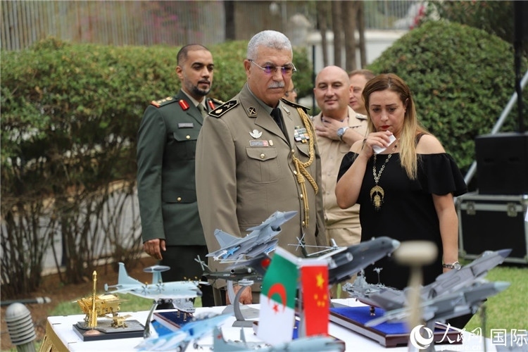 圖為與會嘉賓參觀招待會設置的武器裝備模型展臺。人民網記者 王傳寶攝