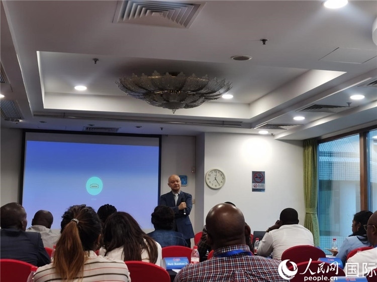 王鯤與研修班學員互動交流。 人民網(wǎng) 孫鴻宇攝