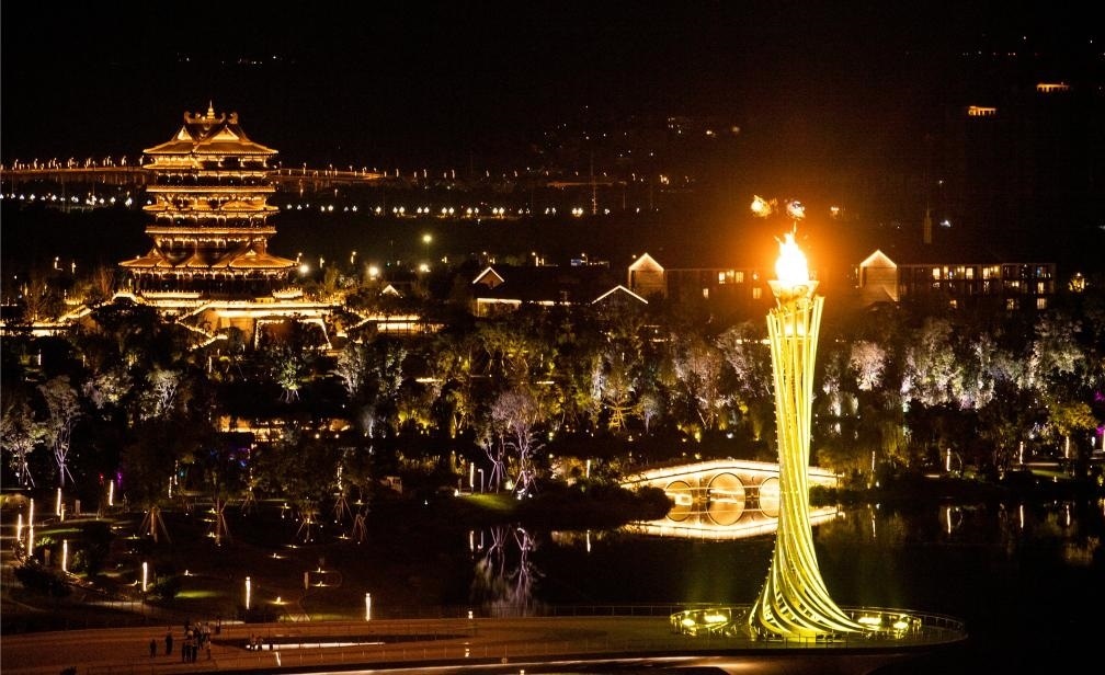 這是7月28日拍攝的成都大運(yùn)會(huì)主火炬。新華社記者曹祎銘攝