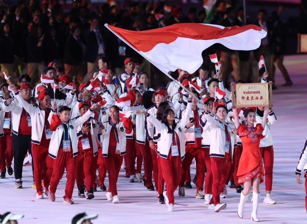 7月28日，印度尼西亞大學(xué)生體育代表團(tuán)在開幕式上入場(chǎng)。新華社記者張麗蕓攝