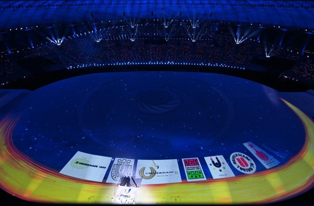 7月28日，國(guó)際大學(xué)生體育聯(lián)合會(huì)會(huì)旗在開幕式上入場(chǎng)。新華社記者劉磊攝