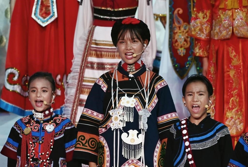 7月28日，吉好有果（中）在開幕式上表演。新華社記者陳澤國(guó)攝