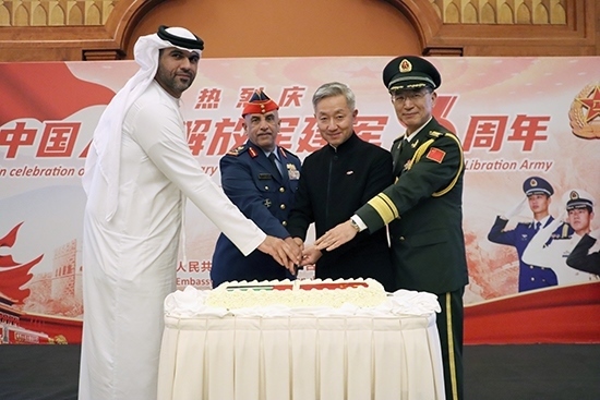 圖為招待會(huì)上中阿嘉賓合影。中國(guó)駐阿聯(lián)酋大使館供圖