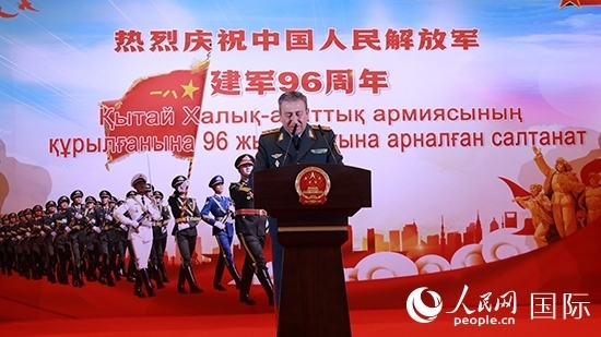 哈國(guó)防部副部長(zhǎng)卡馬列特季諾夫中將發(fā)表致辭。人民網(wǎng)記者 李強(qiáng)攝