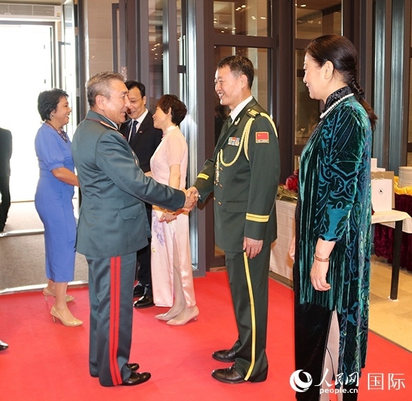 國(guó)防武官胡德君大校迎接賓客。人民網(wǎng)記者李強(qiáng)攝