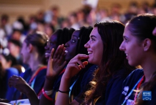 7月29日，外國(guó)運(yùn)動(dòng)員在聯(lián)歡會(huì)現(xiàn)場(chǎng)觀看節(jié)目。新華社記者 張端 攝